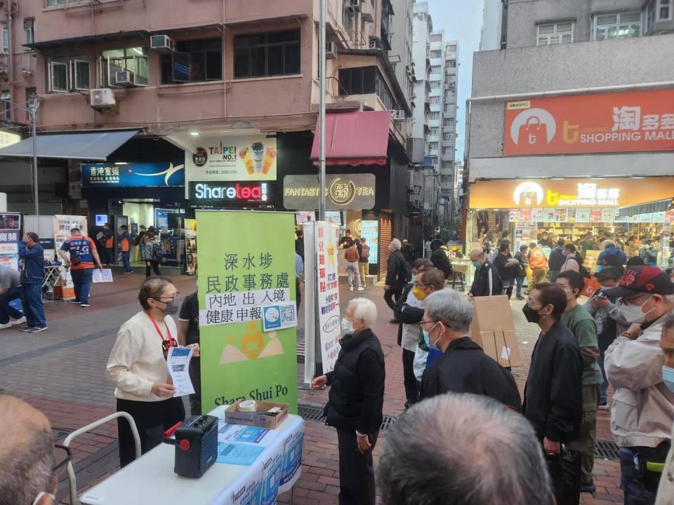 全面通關｜18區民政處設支援站助市民填過關健康申報